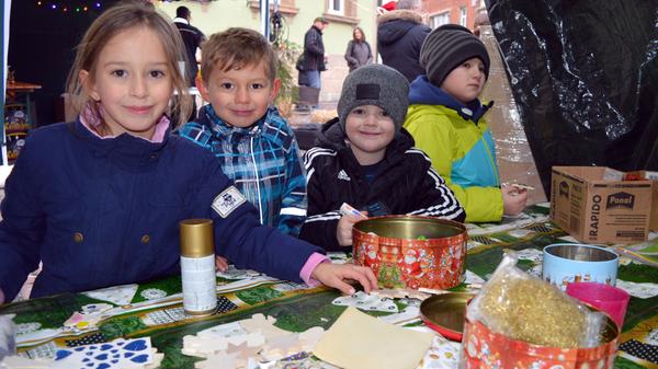 Weihnachtsdeko, Holzarbeiten, Seifen, Kerzen, Bücher und ein vielfältiges Rahmenprogramm mit Musik von Posaunenchor, Flötenkreis, Stubnmusi, Gemeindeband und dem Kindergarten St. Marien gab es bei der diesjährigen Hausflurweihnacht in der Creußener Altstadt. Aber auch zahlreiche Vorführungen vom Nadelbinden und Wolle spinnen wurden präsentiert. Außerdem konnten Kinder an mehreren Ständen (Bild) basteln oder auch Stockbrot backen. Auch das kulinarische Angebot lockte mit vielen Leckereien von Deftigem bis Süßem, von Brotzeiten bis zu warmen Suppen.