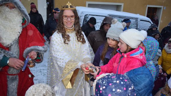 Besonders weihnachtliche Stimmung ist beim Weihnachtsmarkt in Betzenstein aufgekommen. Der Duft von Leckereien wie Gegrilltem, Glühwein oder Waffeln lockte die Besucher scharenweise auf den Weihnachtsmarkt. Das winterliche Wetter mit Schnee sorgte außerdem für eine vorweihnachtliche Atmosphäre.