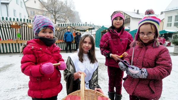 Mit Dekoartikeln aus Holz, Filz, Wolle und Glas lockte der Pottensteiner Weihnachtsmarkt vor und im Bürgerhaus. „Man darf ruhig einkaufen“, sagte Bürgermeister Stefan Frühbeißer (CWU-UWV) bei der Eröffnung des Marktes mit einem Schmunzeln. Doch darum gehe es eigentlich weniger, denn wie er hinzufügte: „In der Vorweihnachtszeit geht es eher darum, zur Ruhe zu kommen. Nicht mehr von Termin zu Termin zu hetzen.“
