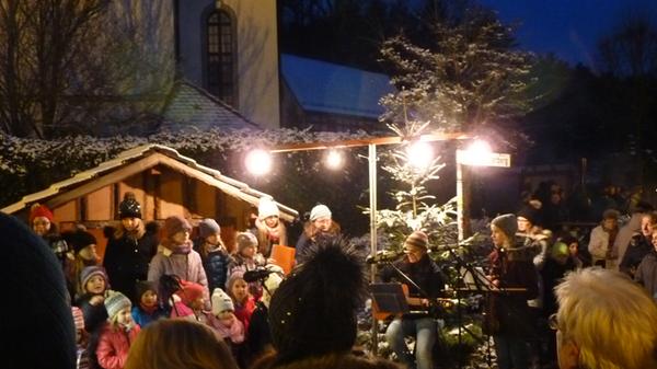 Beim Weihnachtsmarkt in Plech ist pünktlich zum Ersten Advent Weihnachtsstimmung aufgekommen: An gut einem Dutzend Stände verkauften Vereine und private Kunsthandwerker ihre Dekorationen, Gestecke und liebevoll gestalteten Accessoires. Den festlichen Flair machten die Chöre der Gemeinde perfekt: Lieder wie „Alle Jahre wieder“, „Kling, Glöckchen“ und „Ihr Kinderlein kommet“ animierten die zahlreichen Marktgäste zum Mitsummen und -wippen. Höhepunkt für die kleinen Besucher war der Auftritt des Nikolauses, der Geschenke verteilte. Etwas getrübt wurde die Vorfreude nur dadurch , dass sich dieses Jahr „keine junge Dame finden konnte, die das aufreibende Amt des Christkinds übernehmen wollte“, wie Bürgermeister und diesjähriger Organisator Karlheinz Escher bedauerte. Im Vorfeld hatte er auf Rat der Feuerwehr Transporter und einen Bulldog als Barrieren auf den Zufahrtswegen aufstellen lassen.