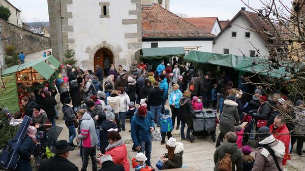Auf dem Neuhauser Adventsbasar, der auf eine frohe und besinnliche Vorweihnachtszeit einstimmen soll, machte sich am Samstag etwas Wehmut breit: Bernard Kulacz eröffnete nach über 25 Jahren den kleinen Weihnachtsmarkt der Pfarrei St. Peter und Paul auf dem Kirchplatz zum letzten Mal.