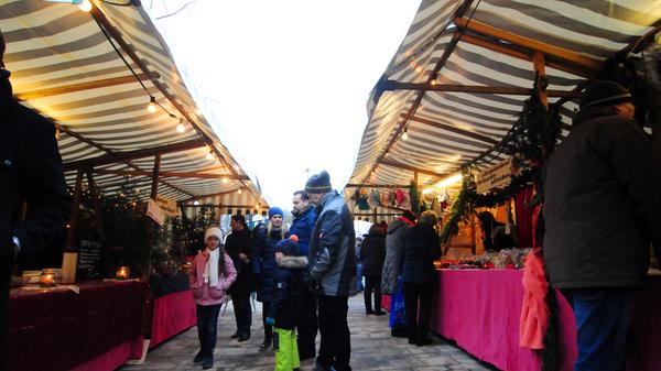 Es war der 47. Pegnitzer Christkindlmarkt, den die katholische Pfarrei Herz-Jesu veranstaltet hat. Zum dritten Mal waren die Buden direkt vor der Herz-Jesu-Kirche und nicht vor der Marienkirche aufgebaut.