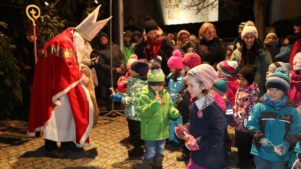 Mit feierlichen, vorweihnachtlichen Klängen eröffnete der Königsteiner Posaunenchor den alljährlichen Adventsmarkt. Trotz der Temperaturen knapp unter dem Gefrierpunkt ließen es sich viele Königsteiner nicht nehmen, über den vorweihnachtlichen Markt zu bummeln, auf dem die Vereine, die Grundschule, der Kindergarten, der Jugendmarktrat oder auch Asylbewerber ihre Angebote in ihren Ständen präsentierten. Die musikalische Einstimmung auf die Adventszeit unter dem Weihnachtsbaum auf dem Marktplatz setzte der Gospelchor mit Liedern zur Weihnachtszeit fort. Zum Mitsingen luden schließlich die Kleinen vom Kindergarten ein, deren zahlreiche Lieder, die sie begeistert sangen, den Bürgermeister Hans Koch im Nikolausgewand anlockten. Der hatte natürlich für die kleinen Sänger und die anderen braven Königsteiner Kinder kleine Geschenke mitgebracht.