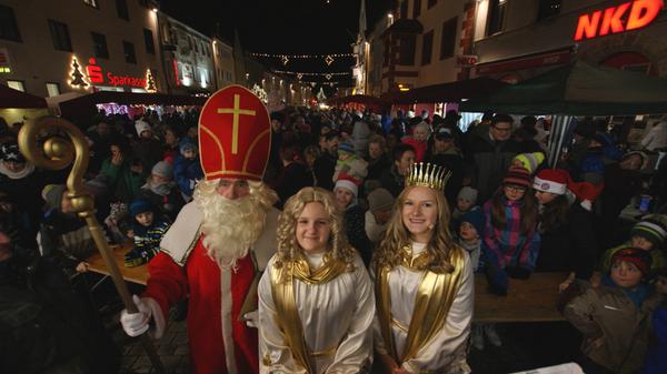 An anderer Stelle als üblich, aber genauso gut besucht, war der Adventsmarkt des Stadtverbands Auerbach. Die Budenstadt lockte wegen der Baustelle am Rathaus zwischen dessen Westseite und der Marien-Apotheke. Über ein Christkind zum Anfassen freuten sich die Kinder.