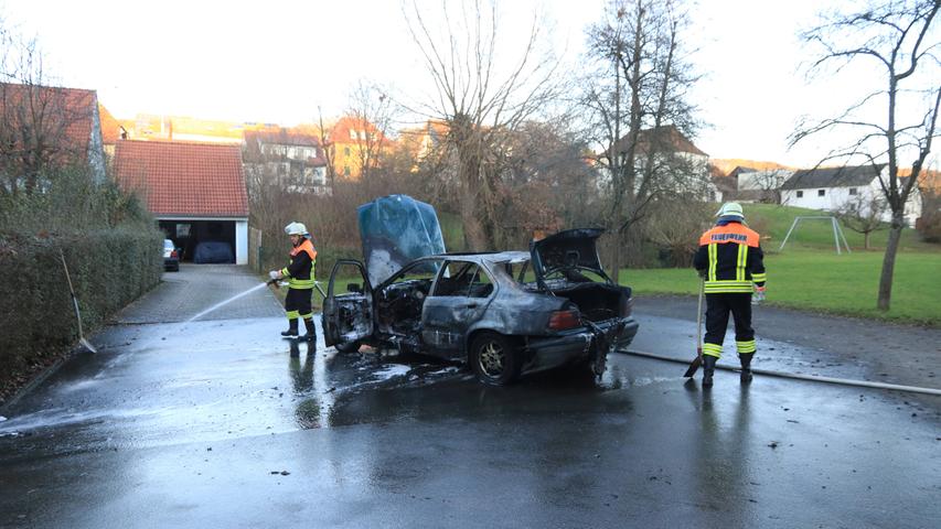 BMW in Flammen: Missgeschick beim Benzin-Umpumpen