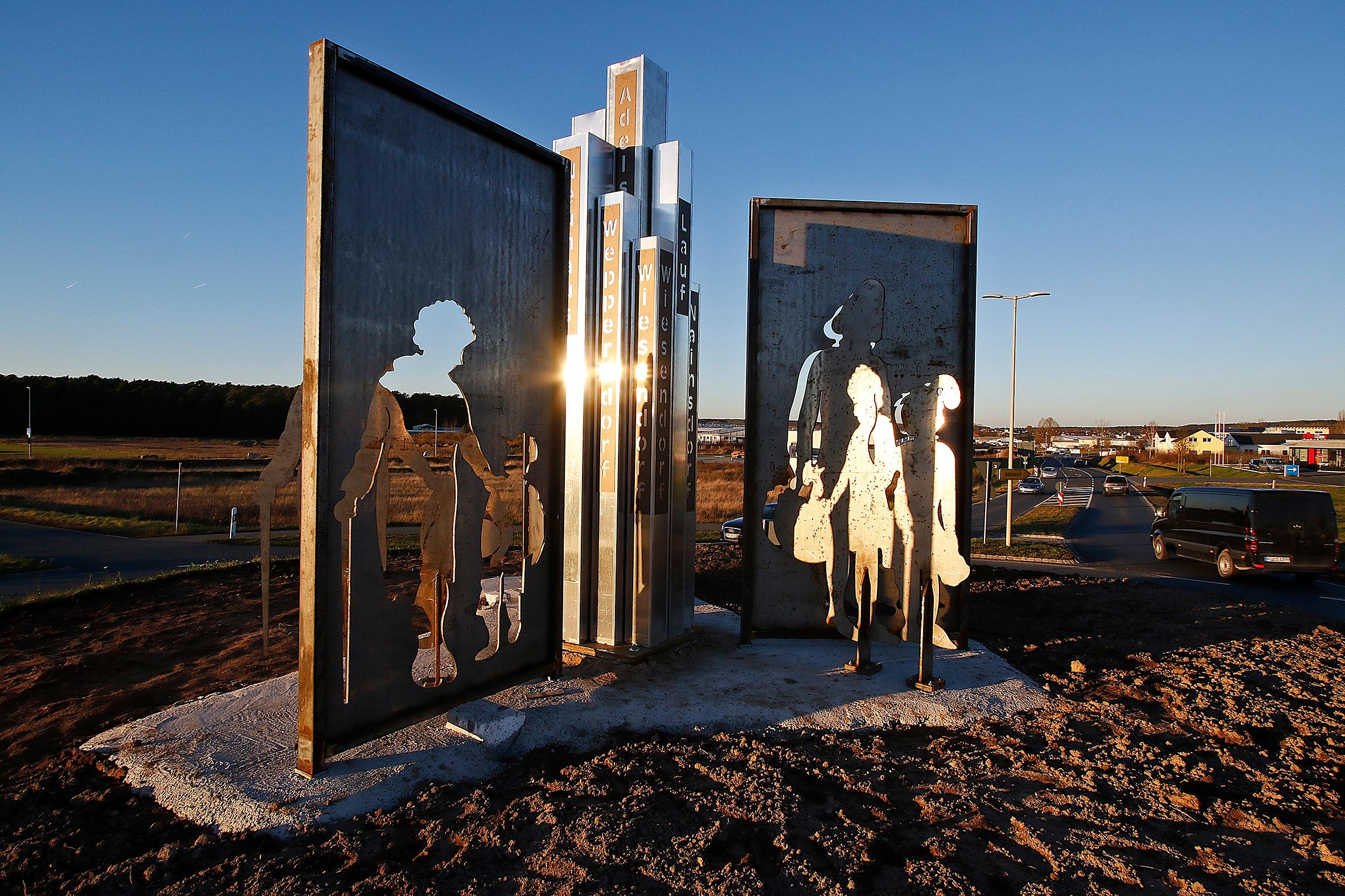 „Ich fahre momentan immer mindestens zwei Runden“, sagte der Adelsdorfer Bürgermeister Karsten Fischkal im Jahr 2017 anlässlich der Installation eines neuen Kunstwerks in einem Kreisverkehr der Ortschaft im Landkreis ERH. Stahlplatten mit ausgestanzten Figuren sind sternförmig um Stelen angeordnet.