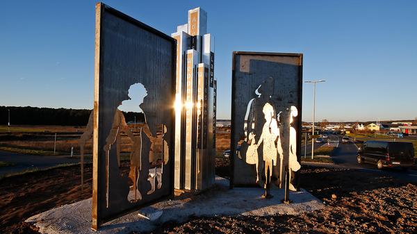 „Ich fahre momentan immer mindestens zwei Runden“, sagte der Adelsdorfer Bürgermeister Karsten Fischkal im Jahr 2017 anlässlich der Installation eines neuen Kunstwerks in einem Kreisverkehr der Ortschaft im Landkreis ERH. Stahlplatten mit ausgestanzten Figuren sind sternförmig um Stelen angeordnet.