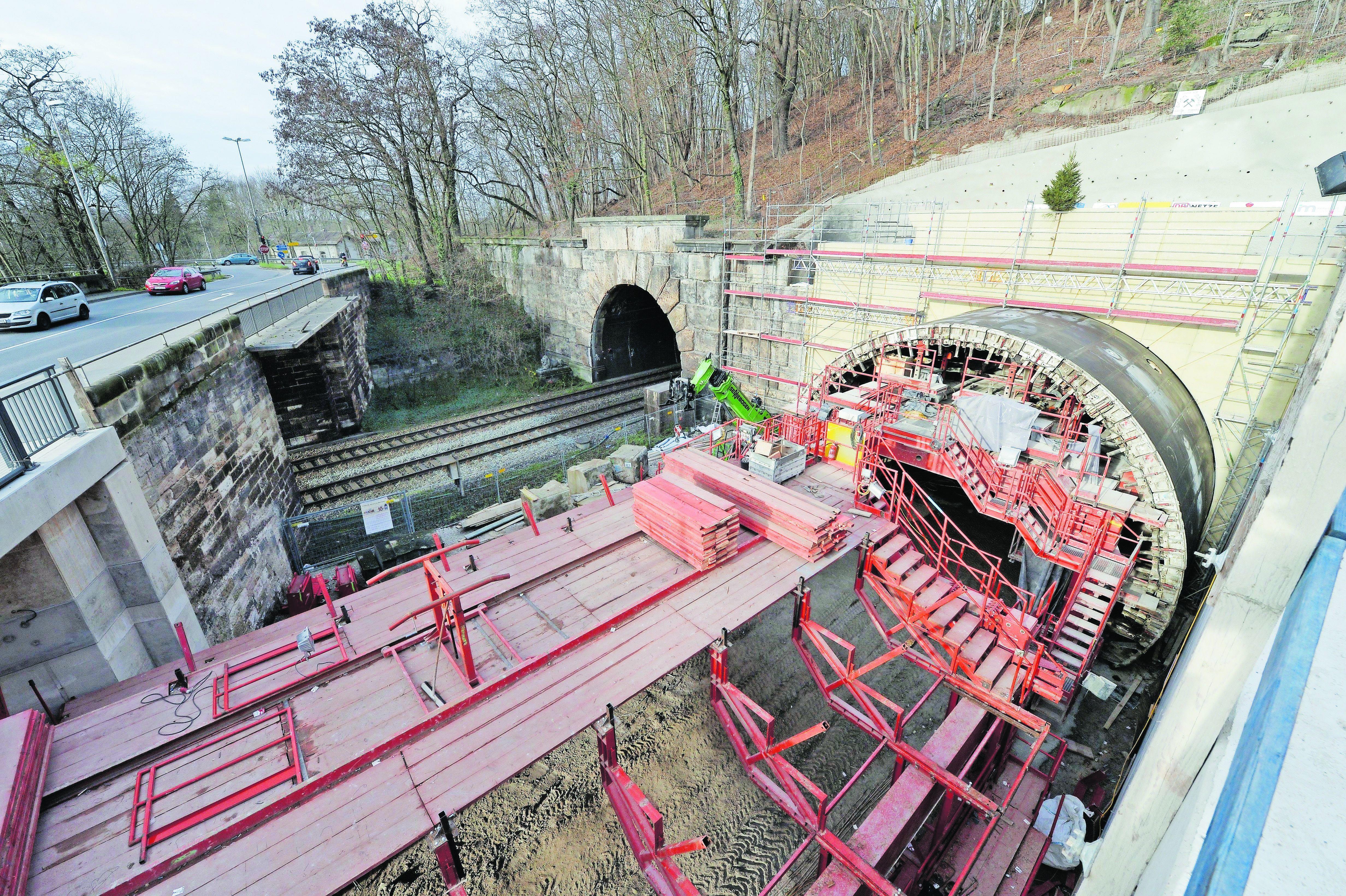 Damit den Zügen zwischen Nürnberg und Bamberg vier Gleise zur Verfügung stehen, musste durch den Erlanger Burgbergtunnel eine zweite Röhre gebohrt werden. Der erste Tunnel stammt aus dem Jahr 1844 - er ist im Zuge der Maßnahmen saniert worden.