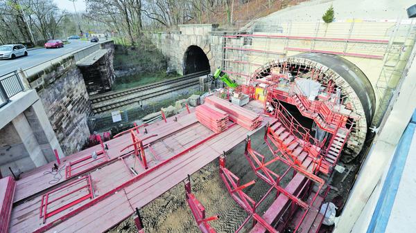 Damit den Zügen zwischen Nürnberg und Bamberg vier Gleise zur Verfügung stehen, musste durch den Erlanger Burgbergtunnel eine zweite Röhre gebohrt werden. Der erste Tunnel stammt aus dem Jahr 1844 - er ist im Zuge der Maßnahmen saniert worden.