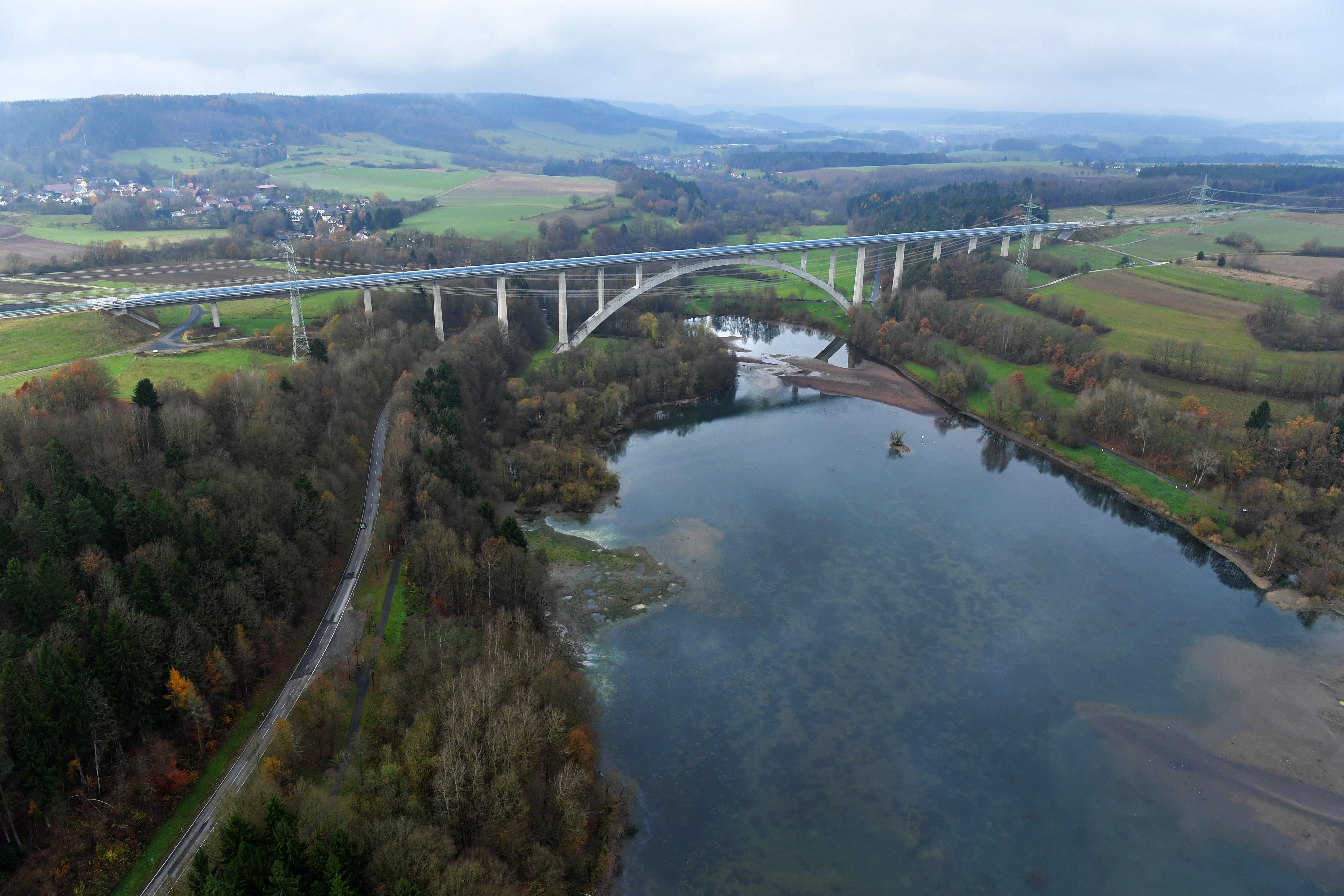 Die Saale-Elster-Talbrücke nahe Halle ist ein Rekord-Bauwerk. Sie ist mit 6465 Metern die längste Brücke Deutschlands. Sie wurde zwischen 2006 und 2013 für rund 222 Millionen Euro gebaut. Sie quert südlich von Halle (Saale) die Auenlandschaft der Saale und der Weißen Elster mit mehreren Naturschutzgebieten.