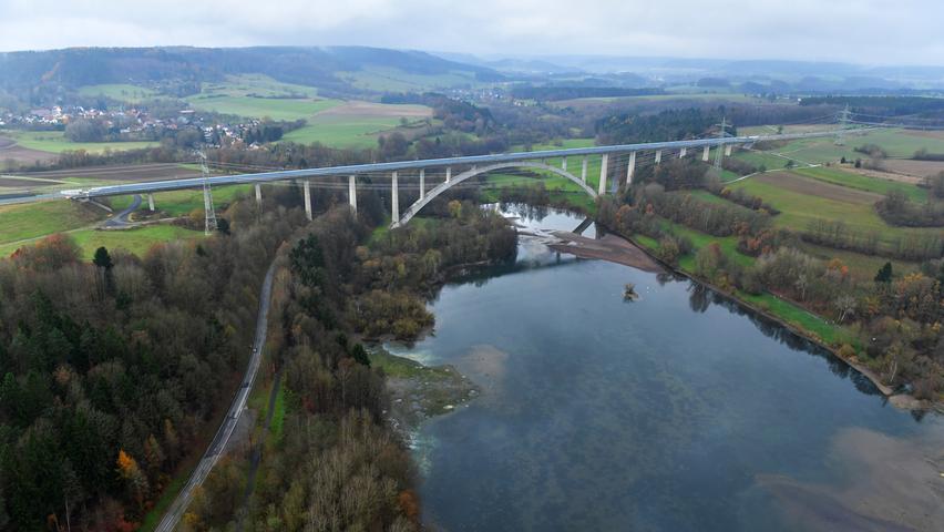 Die Saale-Elster-Talbrücke nahe Halle ist ein Rekord-Bauwerk. Sie ist mit 6465 Metern die längste Brücke Deutschlands. Sie wurde zwischen 2006 und 2013 für rund 222 Millionen Euro gebaut. Sie quert südlich von Halle (Saale) die Auenlandschaft der Saale und der Weißen Elster mit mehreren Naturschutzgebieten.