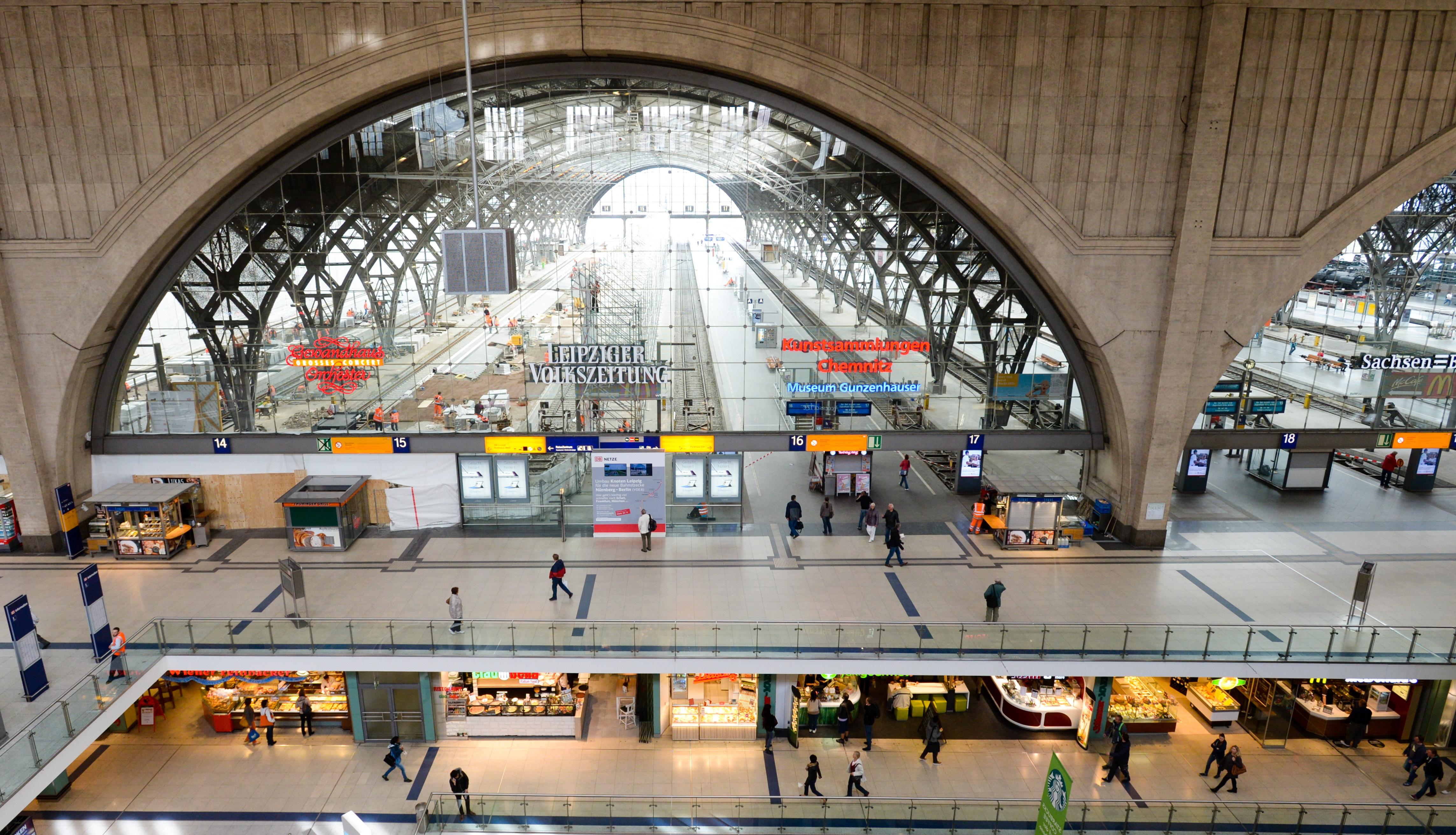 Der Leipziger Bahnhof wird seit dem Jahr 2012 umgebaut. Die Bahn installiert neue Gleise und Weichen. Die Bahnsteige werden an europaweite Normen angepasst sowie Schallschutzwände errichtet. Erst im Jahr 2020 sollen alle Arbeiten abgeschlossen sein. Der Leipziger Bahnhof ist Europas größter Kopfbahnhof.