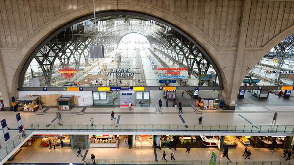 Der Leipziger Bahnhof wird seit dem Jahr 2012 umgebaut. Die Bahn installiert neue Gleise und Weichen. Die Bahnsteige werden an europaweite Normen angepasst sowie Schallschutzwände errichtet. Erst im Jahr 2020 sollen alle Arbeiten abgeschlossen sein. Der Leipziger Bahnhof ist Europas größter Kopfbahnhof.