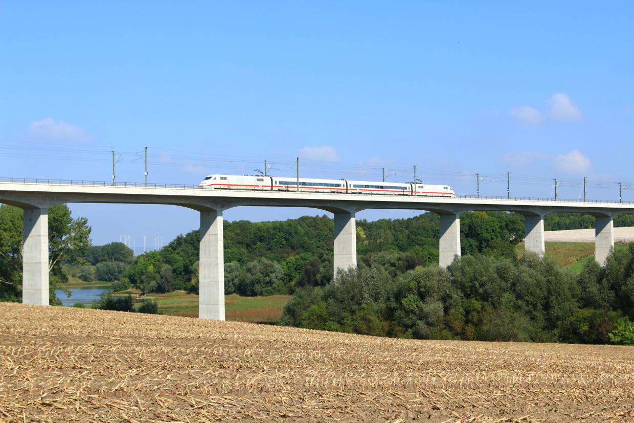 Die Scherkondetalbrücke in Thüringen erhielt im Jahr 2012 den deutschen Brückenbaupreis. Die Begründung: Sie sei ein "Meilenstein des modernen Eisenbahnbrückenbaus". Die nahezu fugen- und lagerlose Konstruktion ist besonders wartungsarm und nachhaltig.