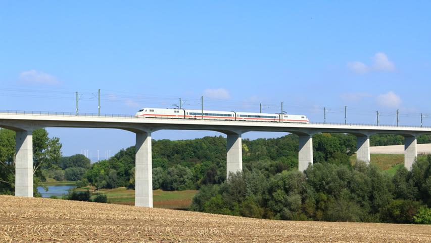 Die Scherkondetalbrücke in Thüringen erhielt im Jahr 2012 den deutschen Brückenbaupreis. Die Begründung: Sie sei ein "Meilenstein des modernen Eisenbahnbrückenbaus". Die nahezu fugen- und lagerlose Konstruktion ist besonders wartungsarm und nachhaltig.