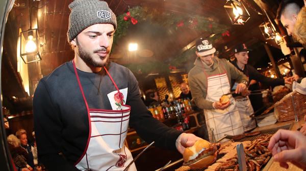 Drei im Weggla essen, am besten mit den Spielern des 1. FC Nürnbergs. Wie bereits auf den vergangenen Märkten packen diese auch in diesem Jahr wieder mit an und schwingen die Grillzange für einen guten Zweck. Der Verein kündigte dies bereits auf seiner Website ein, einen genauen Termin für das Grillen gibt es allerdings noch nicht. Außerdem ist der Club in diesem Jahr wieder mit einer eigenen Bude am Schönen Brunnen vertreten, in der Club-Mitarbeitende, Spielerinnen und Spieler sowie bekannte FCN-Gesichter weihnachtliche Artikel aus dem Fanshop-Sortiment anbieten.