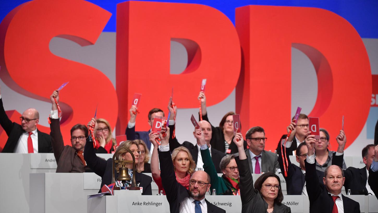 Mit großer Mehrheit machte der SPD-Bundesparteitag in Berlin den Weg frei für Gespräche mit der Union. Die sollen aber "ergebnisoffen" verlaufen.