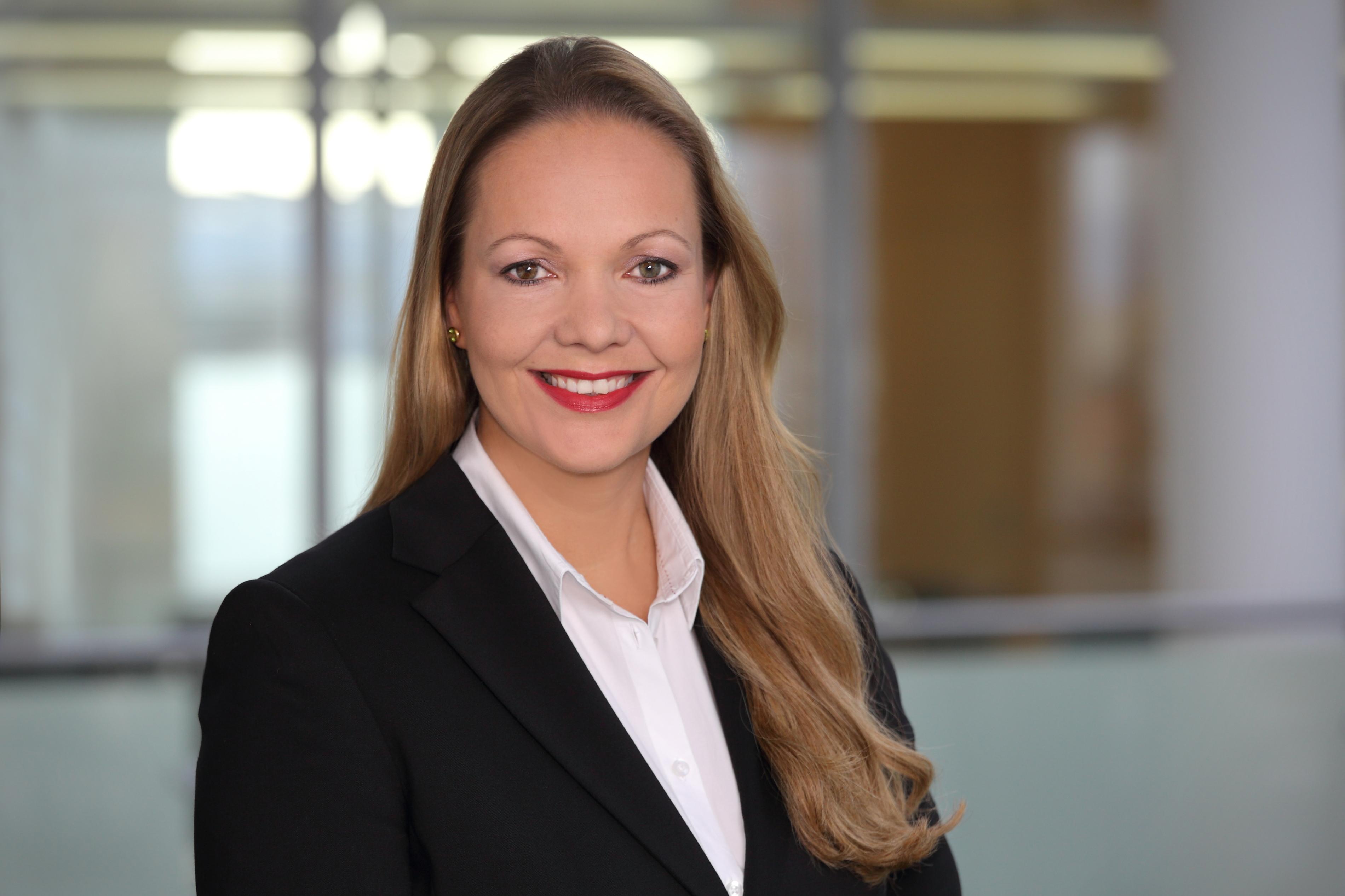 Julia Bangerth gehört ebenfalls zu den Top-Managerinnen in der Region: Zum 1. Juli 2018 wurde sie neue Personalvorständin der Datev. Wenn es um Karriere geht, ist die 44-Jährige überzeugt: "Frauen müssen Frauen bleiben und dürfen nicht versuchen, Männer zu kopieren." Bangerth ist bereits seit 2016 als Mitglied der Geschäftsleitung und Leiterin des Personalbereichs bei der Datev tätig. Im Januar 2024 wurde sie zur stellvertretenden Vorstandsvorsitzenden berufen.