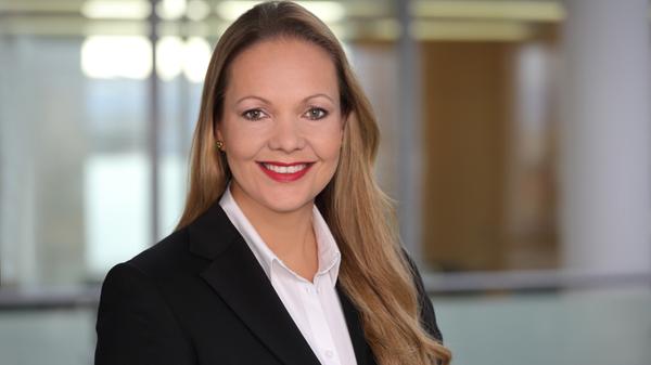 Julia Bangerth gehört ebenfalls zu den Top-Managerinnen in der Region: Zum 1. Juli 2018 wurde sie neue Personalvorständin der Datev. Wenn es um Karriere geht, ist die 44-Jährige überzeugt: "Frauen müssen Frauen bleiben und dürfen nicht versuchen, Männer zu kopieren." Bangerth ist bereits seit 2016 als Mitglied der Geschäftsleitung und Leiterin des Personalbereichs bei der Datev tätig. Im Januar 2024 wurde sie zur stellvertretenden Vorstandsvorsitzenden berufen.