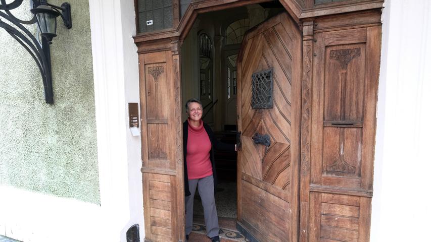 Wenn Andrea Schlegel-Nolte Besucher empfängt, können sie sich schon beim Betreten der Villa gut in die Lage der Gäste hineinversetzen, die dort vom serbischen Honorarkonsul Bernhard Meck, dem Sohn des Firmengründers Ernst Meck,  empfangen wurden.