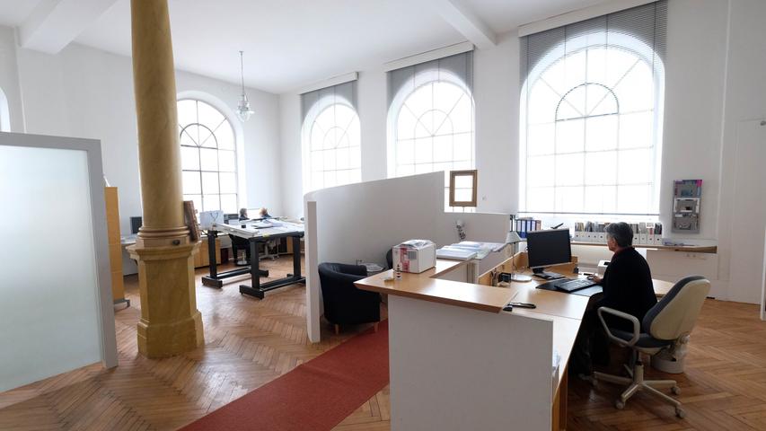 Im Erdgeschoss, der einst als Ausstellungsraum für Tresore genutzt wurde, unterhält Innenarchitekt Erdmann Nolte heute sein Büro.