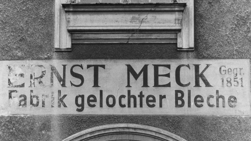 Die in St. Leonhard ansässige Firma Ernst Meck ist noch heute auf Metallverarbeitung spezialisiert. 1851 hatte der Schlosser Ernst Meck das Unternehmen gegründet und sich zunächst auf den Bau von Tresoren spezialisiert. Ein achitektonisches Schmuckstück ist die Jugendstilvilla in der Holzschuherstraße 9.