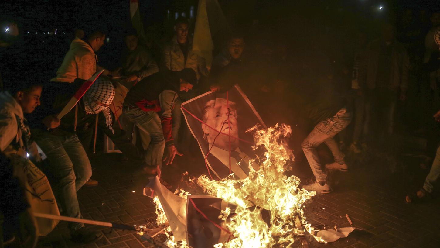 Fatah-Mitglieder verbrennen in Gaza Plakate mit dem Konterfei von US-Präsident Trump. Seine Entscheidung, Jerusalem als Hauptstadt Israels anzuerkennen, führte zu gewaltsamen Unruhen in den Palästinensergebieten.