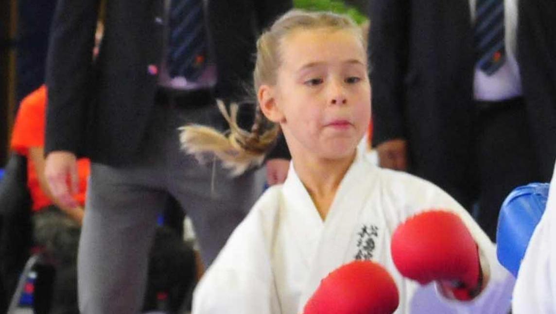 Karateka beherrschen Konkurrenz im Bezirk