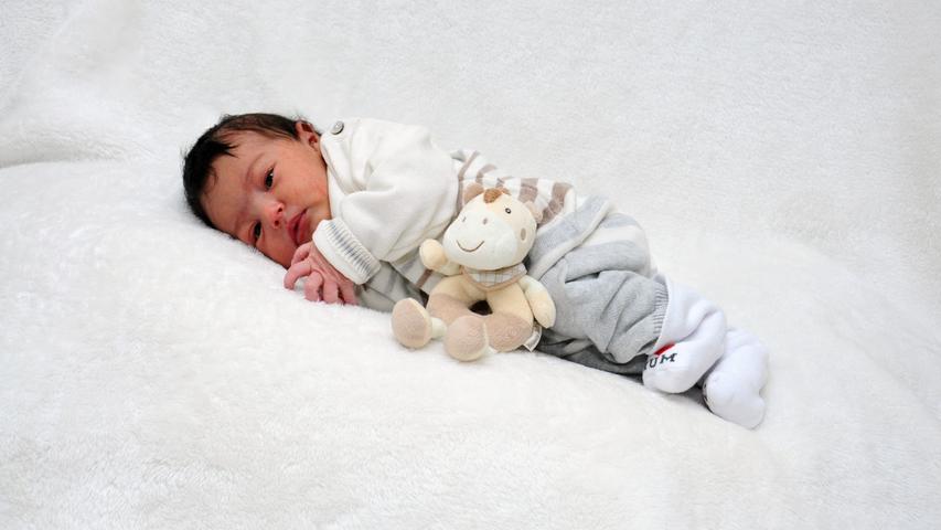 Willkommen auf der Welt, Sophie Debisa! Sie wurde am 5. Dezember im Süd-Klinikum geboren. Sie wog 3230 Gramm und maß 50 Zentimeter.