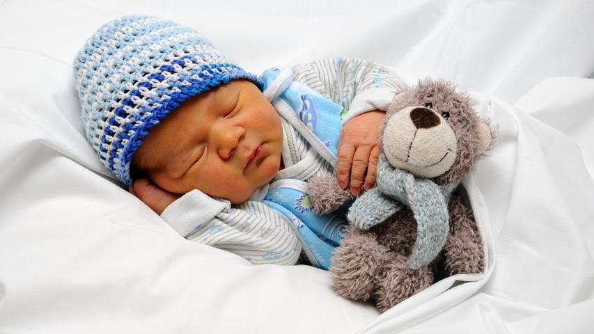 Georg und sein kuscheliger Freund schlafen tief und fest. Georg kam am 28. November im Südklinikum zur Welt. Er maß dabei 49 Zentimeter und war 3670 Gramm schwer.