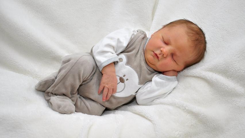 Stolze 60 Zentimeter groß und 4385 Gramm schwer war Jonathan bei seiner Geburt. Er kam am 29. November im Klinikum Hallerwiese zur Welt.