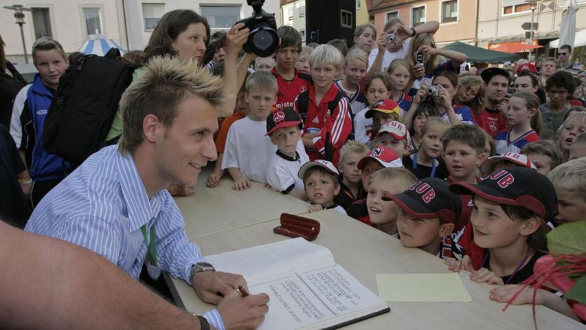 Trubel herrscht stets, wenn sich jemand in das Goldene Buch einträgt, wie hier Fußballer Dominik Reinhardt nach seinem DFB-Pokalsieg 2007.