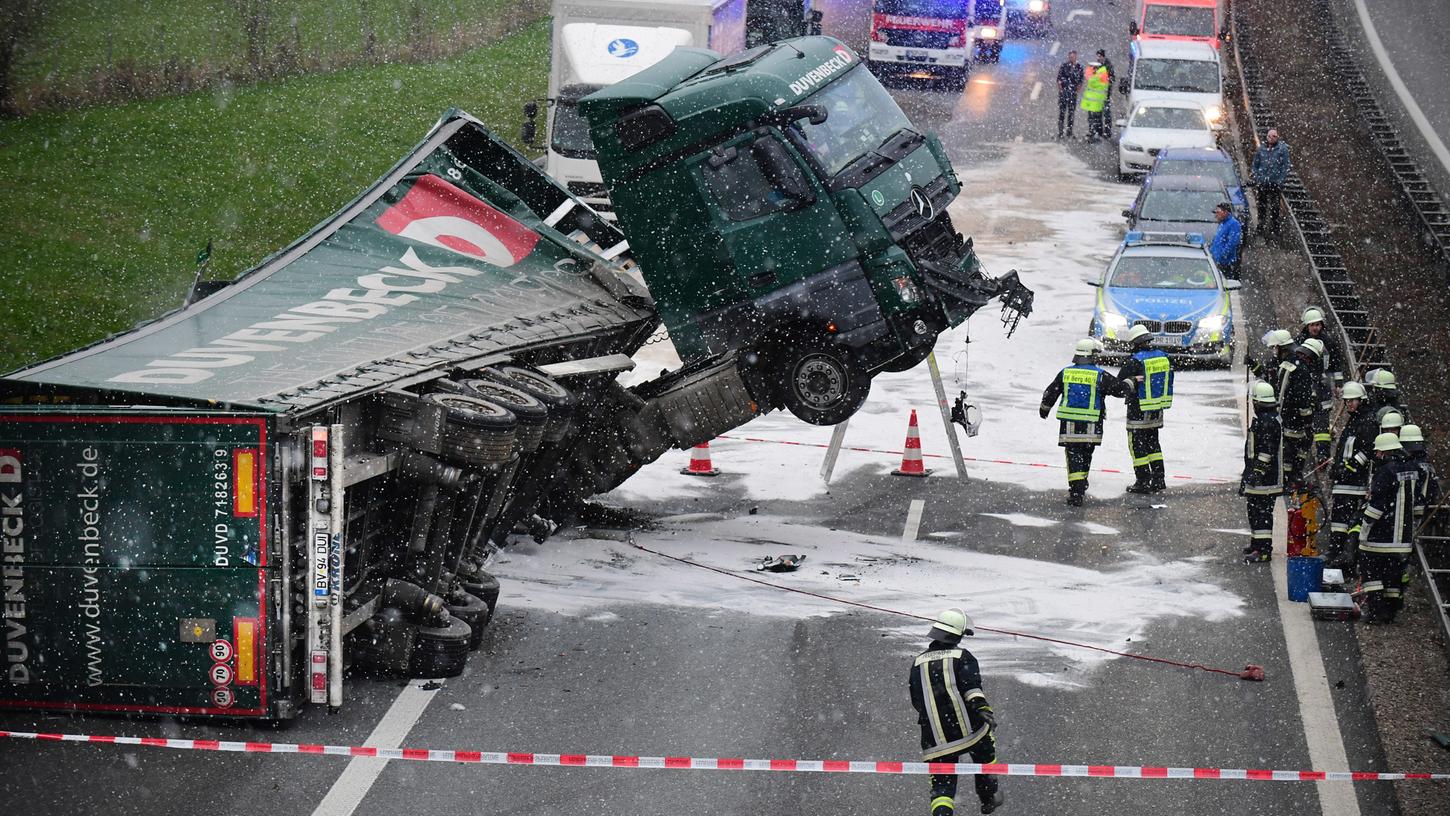 Ein Lastwagen ist auf der A3 umgekippt. Die Autobahn ist zwischen Oberölsbach und Neumarkt gesperrt worden.