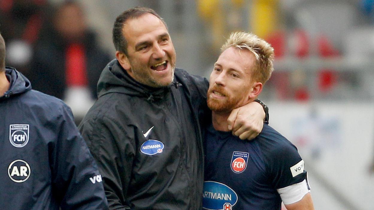 Zwei, die sich blendend verstehen: Heidenheims Trainer Frank Schmidt und sein Kapitän Marc Schnatterer. Zwei, die sich blendend verstehen: Heidenheims Trainer Frank Schmidt und sein Kapitän Marc Schnatterer.
