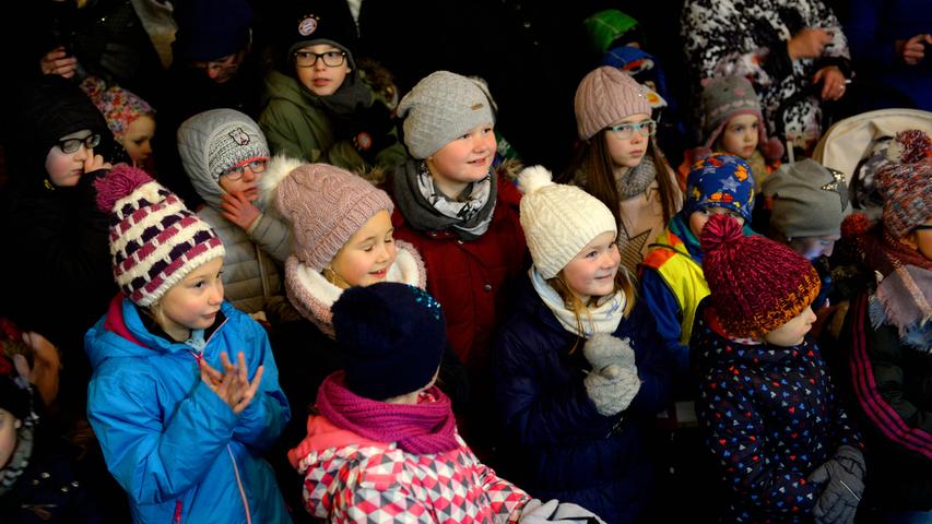 Christkind Anja eröffnet den Höchstädter Weihnachtsmarkt 2017
