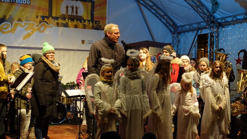 Stadtjugendkapelle begleitet Eröffnung des Herzogenauracher Weihnachtsmarktes
