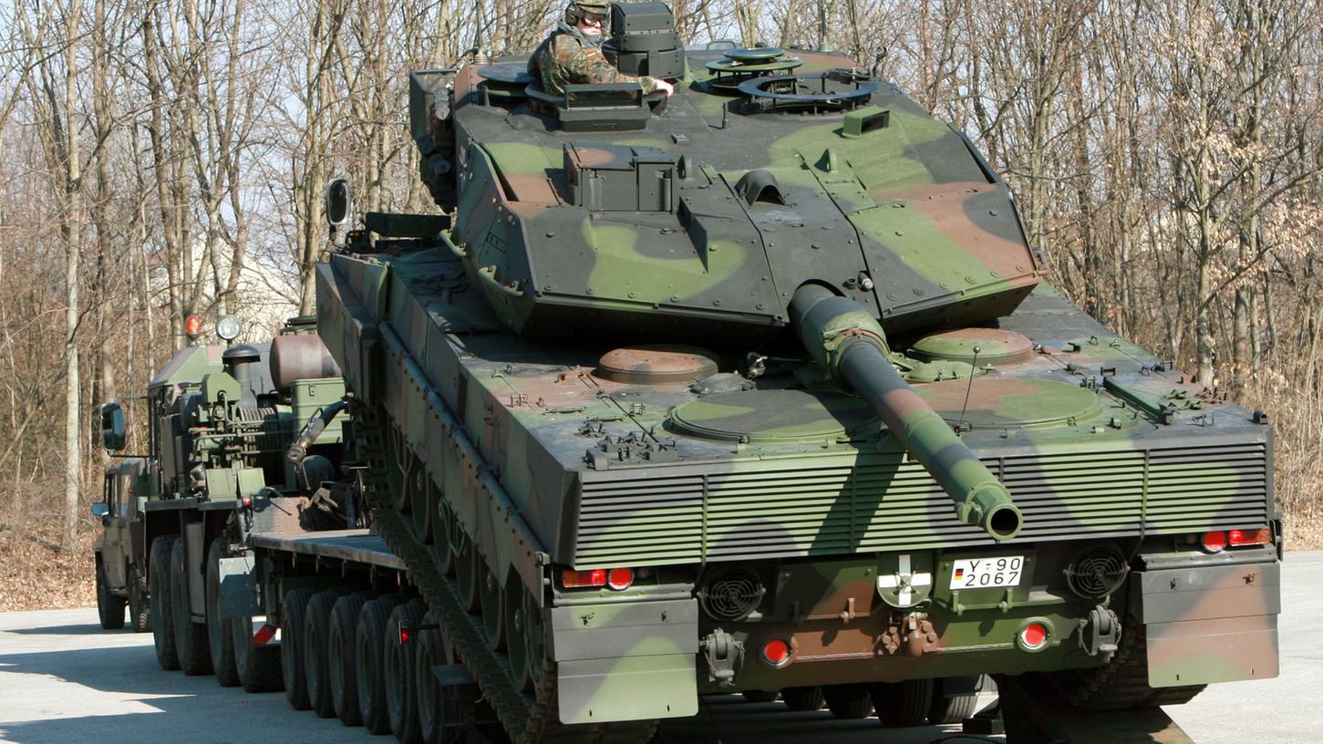 Von wegen allzeit bereit: Mehr als die Hälfte ihrer Kampfpanzer vom Typ Leopard 2 kann die Bundeswehr aktuell nicht einsetzen.