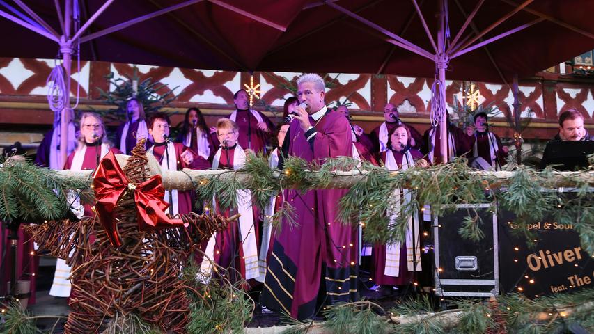 Großer Andrang: Oliver Schott mit Gospelchor auf Forchheimer Weihnachtsmarkt