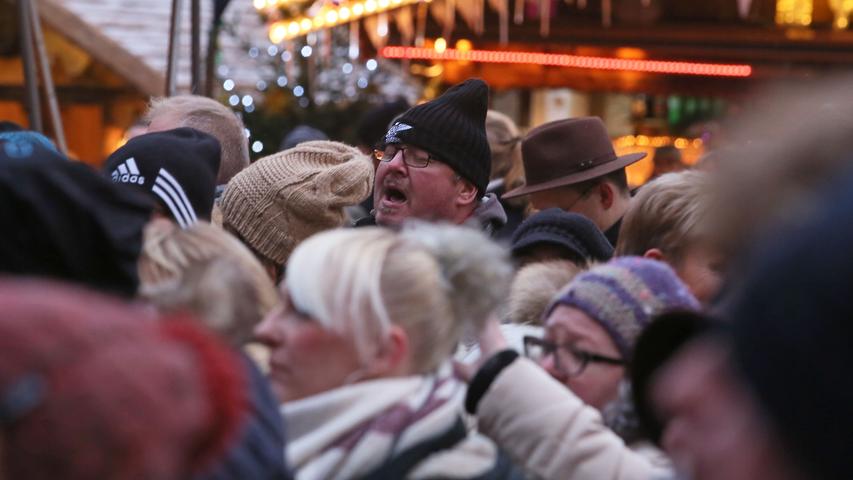Großer Andrang: Oliver Schott mit Gospelchor auf Forchheimer Weihnachtsmarkt