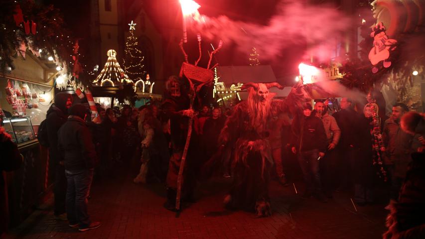Perchten sorgen für Pyro-Show auf dem Hofer Weihnachtsmarkt