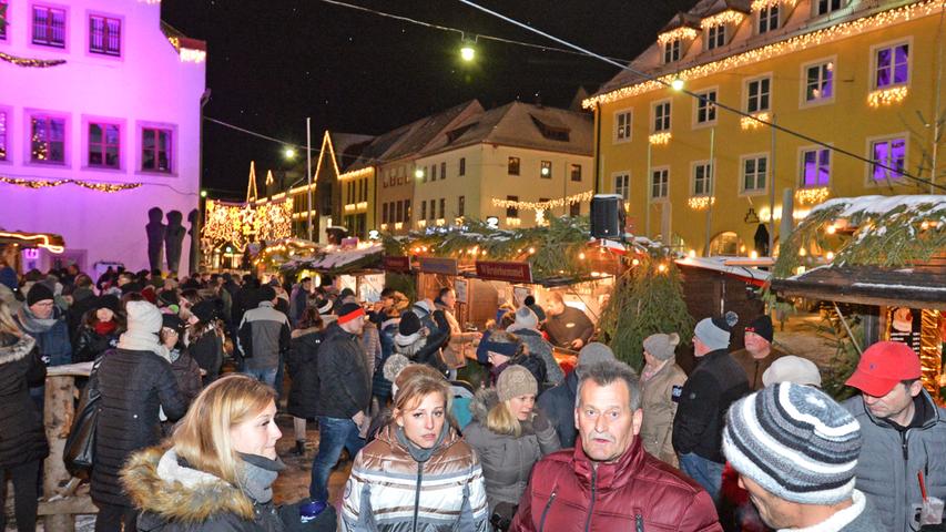 Weihnachtsmarkt in Neumarkt: Stimmung, knackige Kälte, Glühwein