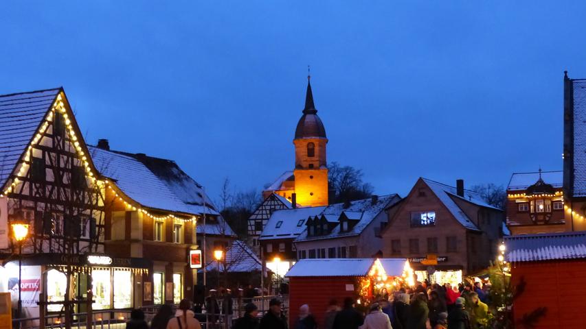 Traumhafte Kulisse: Winterzauber auf dem Weihnachtsmarkt in Georgensgmünd
