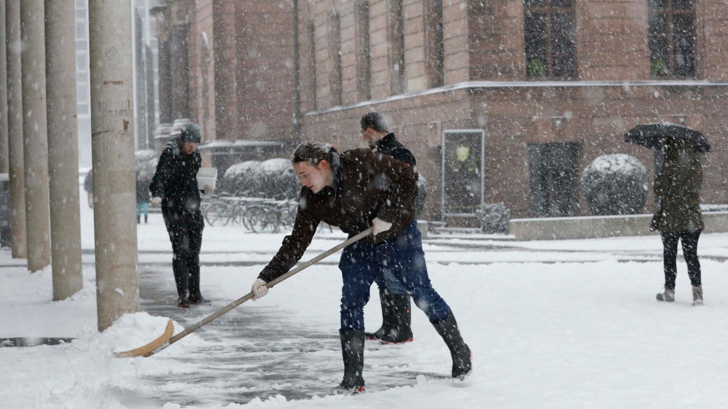 Bayern versinkt im Schnee und allerorten ist Schneeschippen angesagt.