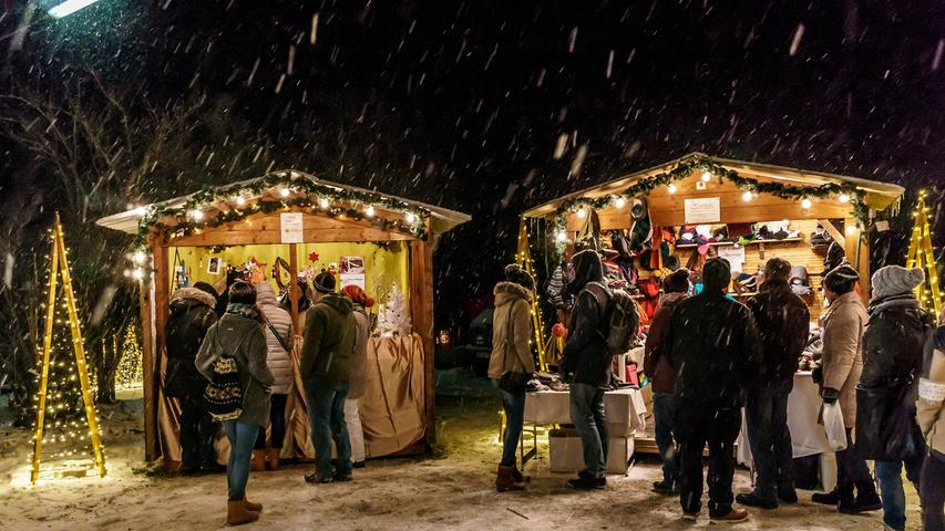 Lichterglanz auf Maffei: Die zwölfte Bergwerksweihnacht wurde zwar vom Schnee gebeutelt, lockte dafür aber nur so viele Besucher, dass man entspannt durch das Weihnachtsdorf schlendern konnte.