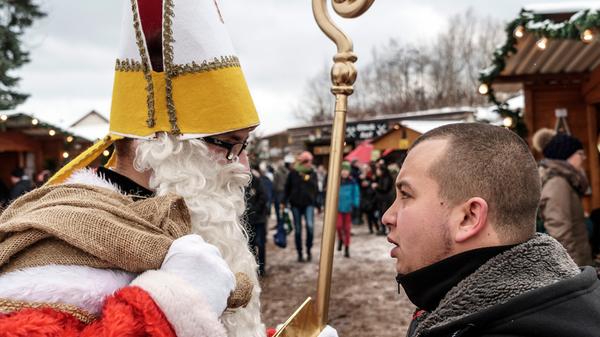 Lichterglanz auf Maffei: Die zwölfte Bergwerksweihnacht wurde zwar vom Schnee gebeutelt, lockte dafür aber nur so viele Besucher, dass man entspannt durch das Weihnachtsdorf schlendern konnte.