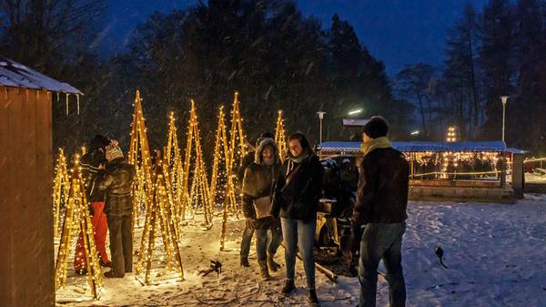 Lichterglanz auf Maffei: Die zwölfte Bergwerksweihnacht wurde zwar vom Schnee gebeutelt, lockte dafür aber nur so viele Besucher, dass man entspannt durch das Weihnachtsdorf schlendern konnte.
