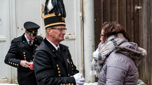 Lichterglanz auf Maffei: Die zwölfte Bergwerksweihnacht wurde zwar vom Schnee gebeutelt, lockte dafür aber nur so viele Besucher, dass man entspannt durch das Weihnachtsdorf schlendern konnte.