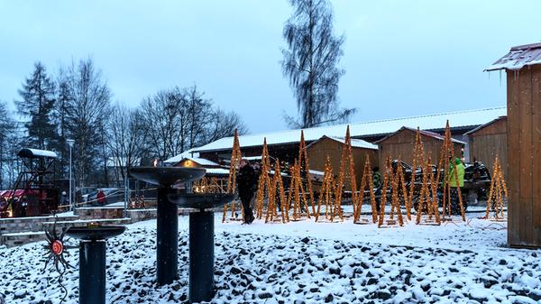 Lichterglanz auf Maffei: Die zwölfte Bergwerksweihnacht wurde zwar vom Schnee gebeutelt, lockte dafür aber nur so viele Besucher, dass man entspannt durch das Weihnachtsdorf schlendern konnte.