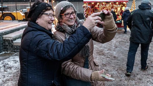 Lichterglanz auf Maffei: Die zwölfte Bergwerksweihnacht wurde zwar vom Schnee gebeutelt, lockte dafür aber nur so viele Besucher, dass man entspannt durch das Weihnachtsdorf schlendern konnte.
