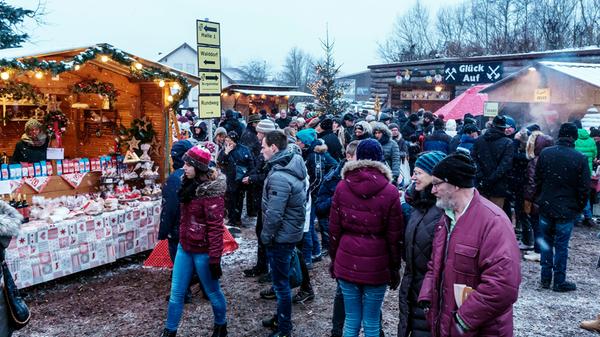 Lichterglanz auf Maffei: Die zwölfte Bergwerksweihnacht wurde zwar vom Schnee gebeutelt, lockte dafür aber nur so viele Besucher, dass man entspannt durch das Weihnachtsdorf schlendern konnte.